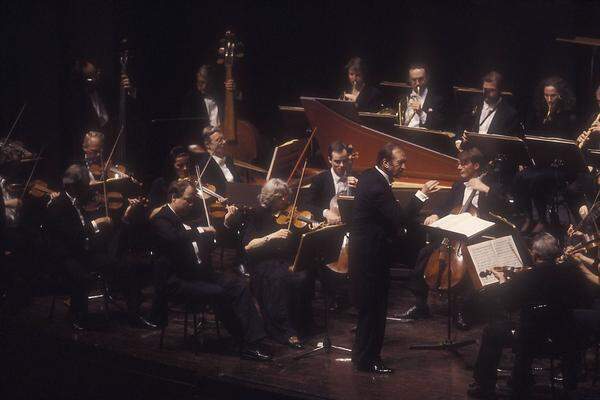 1953 heiratete Harnoncourt und gründete gemeinsam mit seiner Frau Alice den Concentus Musicus: Eine Gruppe von Musikern traf sich in der Wohnung der Harnoncourts, um Renaissance- und Barockmusik mit Originalinstrumenten zu spielen, die Harnoncourt auch sammelte: „Für Musikinstrumente haben wir fast alles getan.“ Sein erstes öffentliches Konzert gab der Concentus Musicus 1957 im Palais Schwarzenberg. Von 1962 bis 1971 hatte die Gruppe eigene Konzertserien im Wiener Konzerthaus. Im Bild: Harnoncourt dirigiert den Concentus Musicus, 1995 in Rom.