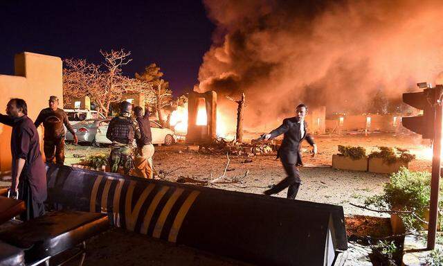 Eine Autobombe detonierte auf dem Parkplatz vor einem Luxushotel in Quetta, Pakistan.