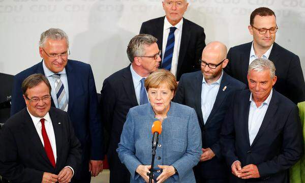 1) Das schlechteste Wahlergebnis seit 1949 reicht zum Wahlsieg. Angela Merkel kann ihre Kanzlerschaft verteidigen, doch Partystimmung kommt bei der CDU nicht auf.