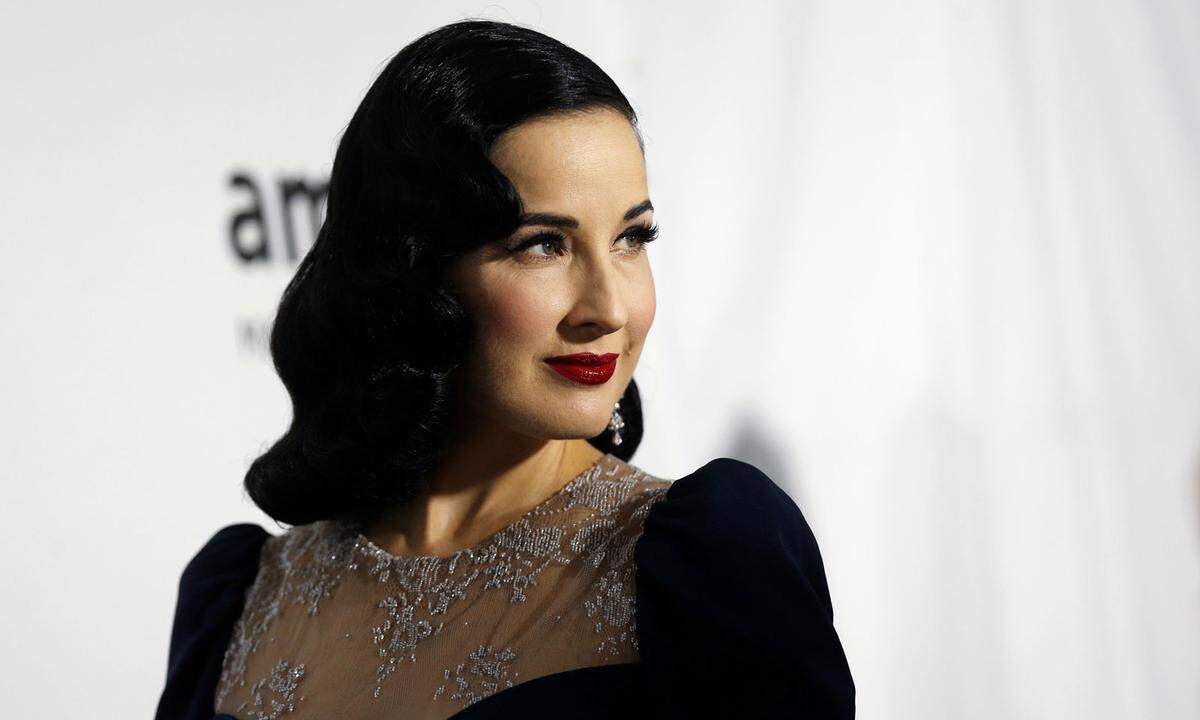 Die Burlesque-Tänzerin Dita Von Teese findet ihre Stimme nicht schön - singt aber trotzdem. "Was meine Stimme angeht, fehlt mir jedes Selbstbewusstsein", sagte die 45-Jährige dem "Südkurier". Mitte Februar erscheint ihr Album "Dita Von Teese", das vom französischen Chansonnier Sebastien Tellier initiiert, komponiert und getextet worden sei.