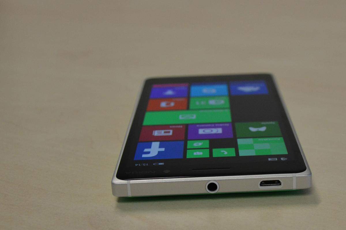 Bei den Anschlüssen zeigt sich das Lumia 830 nicht unbedingt überausgestattet. Ein microUSB- sowie ein Klinkenstecker-Anschluss für die Kopfhörer finden sich auf der Oberseite des Smartphones. Zudem ist es mit LTE, Bluetooth 4.0 und WLAN ausgestattet.