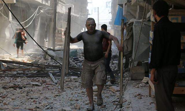 Ein Mann nach einem Angriff in den Straßen von Aleppo.