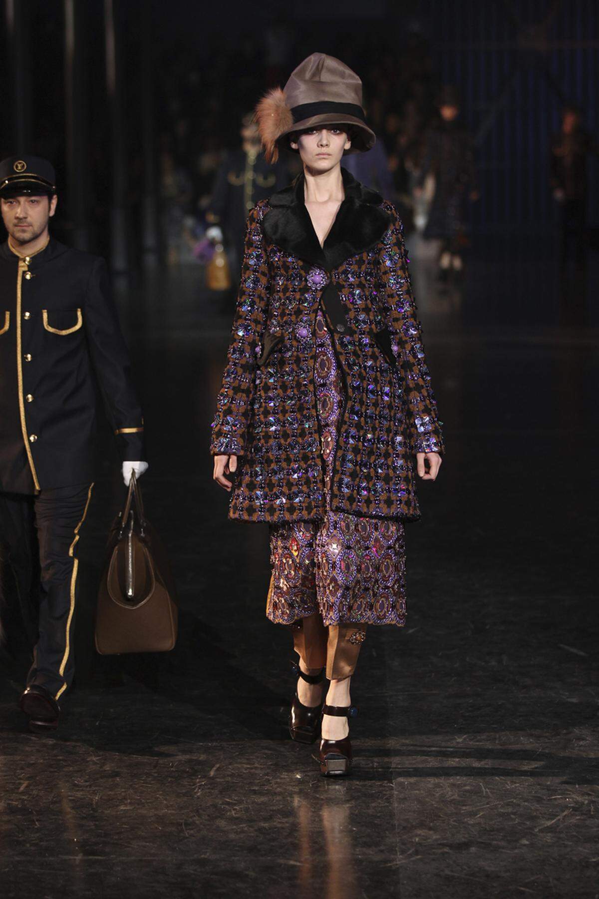 Bei Louis Vuitton setzt man auf Muster und Pelzbesatz sowie Retro-Stil.