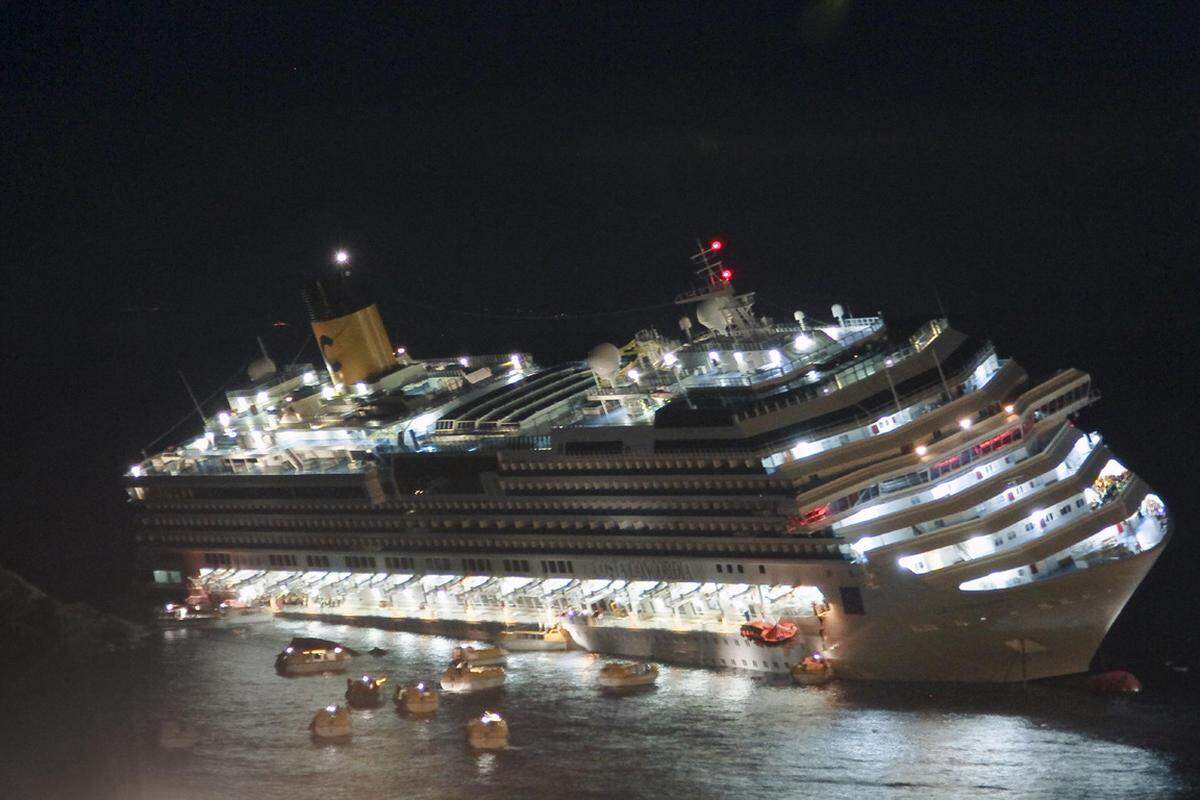 Die Tragödie beginnt am 13. Jänner 2012 um 21.45 Uhr: Ein lauter Knall erschüttert die Costa Concordia auf der Fahrt vom Hafen Civitavecchia ins ligurische Savona. Der Kreuzfahrtriese mit seinen 290 Metern Länge und 4229 Menschen an Bord rammt einen Felsen vor der Insel Giglio.