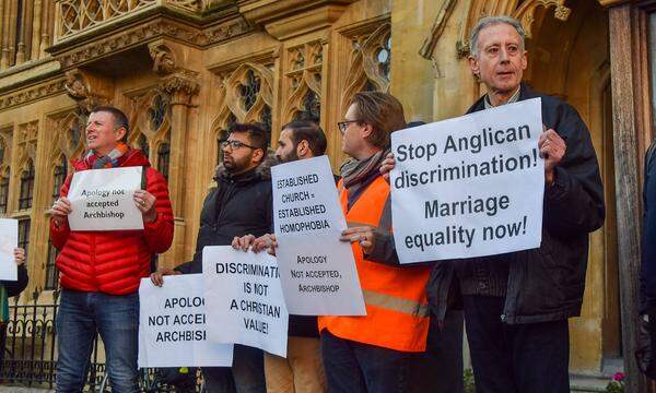 Demonstranten am 8. Februar vor dem Hauptquartier der Anglikanischen Kirche in Westminster, London.
