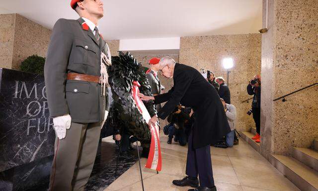 Bundespräsident Alexander Van der Bellen bei der Kranzniederlegung in der Krypta am Äußeren Burgtor anlässlich des Nationalfeiertags in Wien. 
