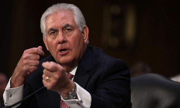 Im Senatshearing schlug Tillerson, Ex-Präsident der US-Pfadfinder, freilich zuletzt kritische Töne sowohl gegen Russland wie gegen China an. Er kündigte eine harte Politik Washingtons an. Zugleich präsentierte er sich als moderater Anhänger des Freihandelsabkommens mit Asien, das Trump annullieren will. Auch in der Klimapolitik distanzierte er sich vom neuen Präsidenten. Exxon operiert in 50 Ländern, und Tillerson sammelte in der Geschäftsdiplomatie viel Erfahrung – ob bei Verhandlungen mit den Kurden, mit Libyens Ex-Diktator Gaddafi im Zelt oder im Konflikt mit Venezuelas Ex-Präsidenten Chávez. In manchen Regionen habe die „Weltmacht“ Exxon mehr Einfluss als die US-Regierung, notierte der Autor Steve Coll.