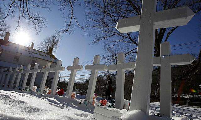 Archivbild: Im Jänner erinnerten Kreuze bei der Sandy Hook Schule an die Toten.