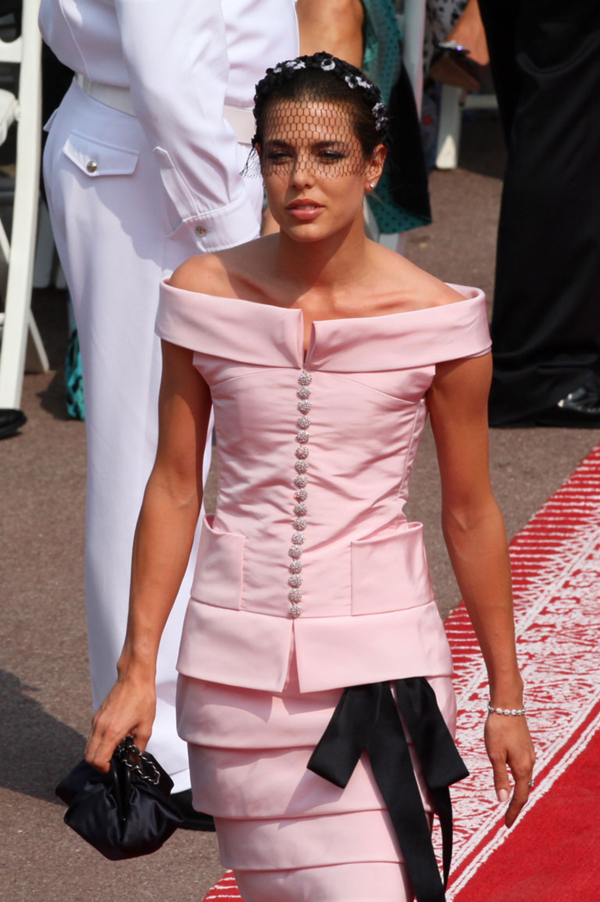 Charlotte Casiraghi ist die Tochter von Prinzessin Caroline von Monaco und dem 1990 verstorbenen italienischen Geschäftsmann Stefano Casiraghi.