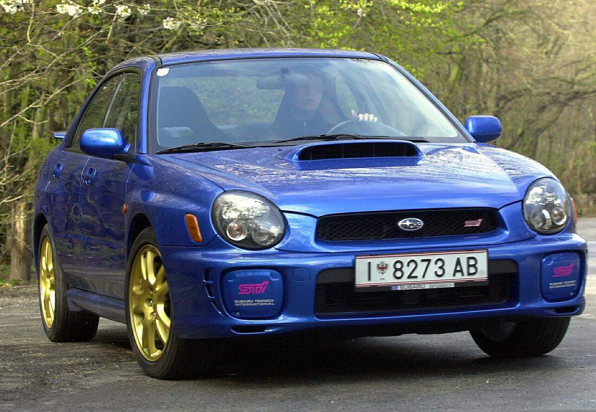 So verhielt sich das vor zehn Jahren mit dem Subaru Impreza, der sich gleich mit zwei K&uuml;rzeln hervortat: WRX STI. Das eine verweist auf die Teilnahme Subarus an der Rallyeweltmeisterschaft (WRC), das andere ist die Sportabteilung des kleinen japanischen Herstellers. Der stieg 1993 in den Bewerb ein, um sich ein einen Namen zu machen..., (Bild: Jahrgang 2002).