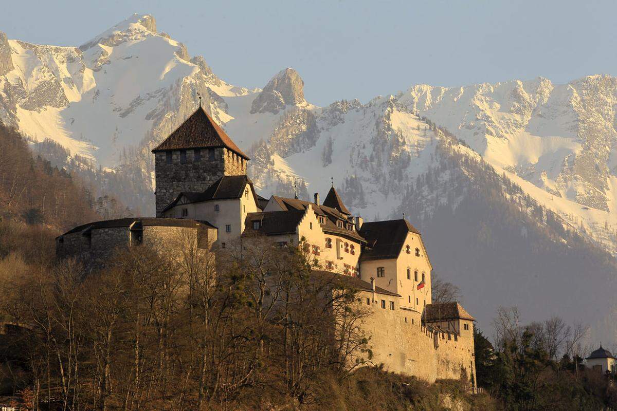 Liechtenstein ist zwar das sechstkleinste Land der Welt, dafür das reichste gemessen am BIP. Wunderschöne Natur, Berge und pittoreske Dörfer zogen 2013 immerhin 60.000 Besucher an. 