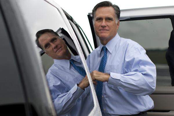 Während Obama beim Spitzensteuersatz hoch hinaus will, möchte Romney diesen reduzieren – und zwar von 35 auf 28 Prozent. Dadurch würden jährlich die Einnahmen um 100 Milliarden Dollar sinken. Diese Verluste will er durch Ausnahmeregelungen kompensieren sowie durch das Stopfen von Steuerschlupflöchern – wie das genau aussehen soll, ließ er bisher allerdings offen. Weiters will Romney Unternehmen nur noch mit 25 Prozent besteuern, Dividenden und Kapitalgewinne mit 15 Prozent.