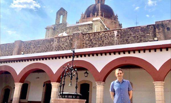 Andreas Kurz vor La Valenciana in Guanajuato. Das ehemalige Kloster beherbergt heute u. a. das Literaturinstitut. 