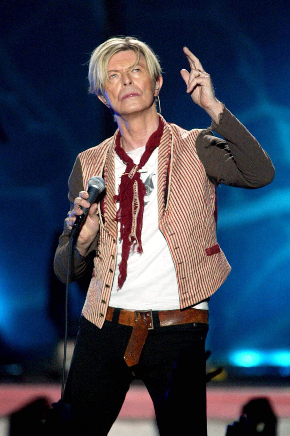 Danach verzettelte sich Bowie in stetig wechselnden Pop-Genres, ehe ein Herzinfarkt beim Konzert im deutschen Scheessel 2003 ihn auch gesundheitlich aus der Bahn warf.