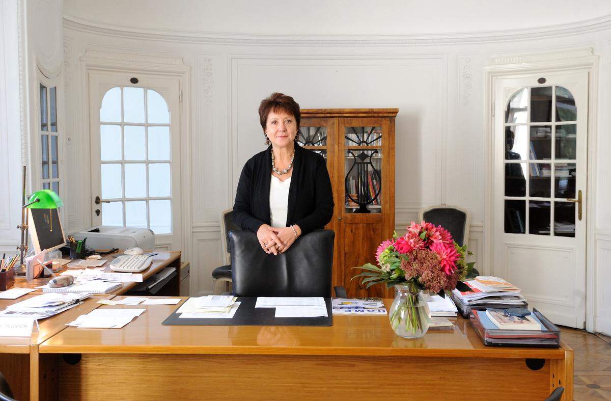 Die Direktorin des Italienischen Kulturinstituts, Clara Bencivenga Trillmich, in ihrem Büro, das einst ein feudales Schlafzimmer war.