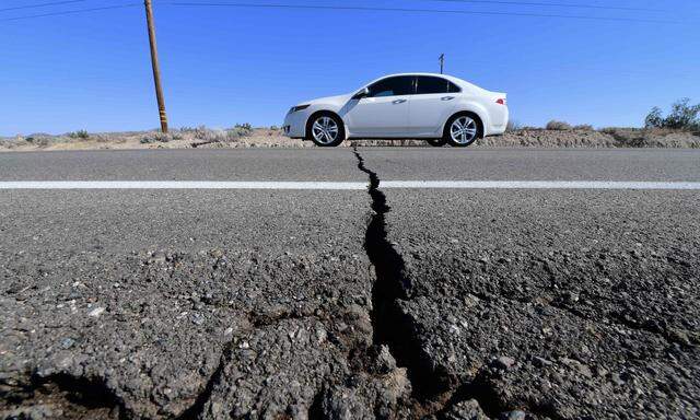 Tiefe Risse hat das Erdbeben in die Straßen Kaliforniens gezogen.
