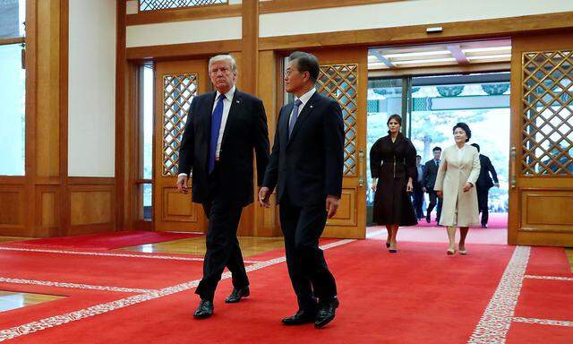 Donald Trump wird von Moon Jae-in empfangen.