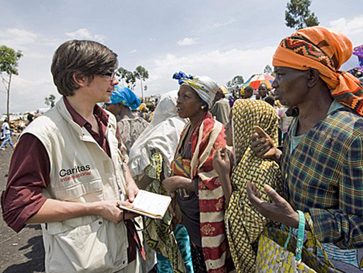 Im Lager Mugunga 1, nur wenige Kilometer von Goma entfernt, hausten Anfang November ca. 26.000 Menschen. Da dieses Lager seit Jahren etabliert ist, können sie hier von Caritas und der Welternährungsorganisation der UN (WFP) einigermaßen versorgt werden. Hier versuche ich mich den Flüchtlingen zu unterhalten, um etwas über ihre Situation zu erfahren. VON ALEXANDER BÜHLER