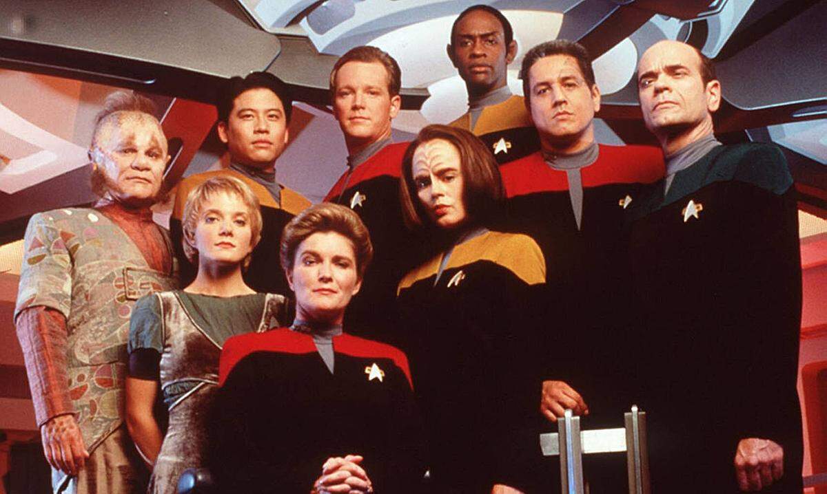 Sieben Staffeln lang, von 1995 bis 2001 führte Kate Mulgrew als Captain Kathryn Janeway die Crew der USS Voyager an. Das Raumschiff strandet im Delta Quadranten, 75 Reisejahre von der Erde entfernt. Dass die Crew-Mitglieder nie in die Heimat zurückkehren werden, sorgt oft für Spannungen innerhalb der Mannschaft. Zu dieser gehören unter anderem Chakotay (Robert Beltran) und später die ehemalige Borg-Drohne Seven of Nine (Jeri Ryan), ein Liebling vor allem der männlichen Fans. Die Handlung spielt ungefähr zur selben Zeit wie „Deep Space Nine“.