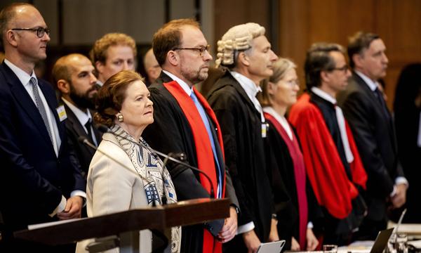 Ein Bild von der Urteilsverkündung im Internationalen Gericht in Den Haag. Links in der ersten Reihe: Deutschlands Vertreterin Tania von Uslar-Gleichen.