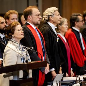 Ein Bild von der Urteilsverkündung im Internationalen Gericht in Den Haag. Links in der ersten Reihe: Deutschlands Vertreterin Tania von Uslar-Gleichen.