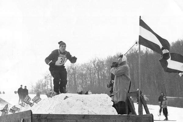 Diese Pläne passen gut zu einer anderen Idee, nämlich eine Sprungschanze zu bauen. Auf dem Cobenzl zum Beispiel, wie es 2009 wieder einmal diskutiert wurde. Der ÖSV hatte den Döblinger Kaasgraben als Standort einer Großschanze ins Gespräch gebracht, die vor allem Nachwuchsspringern als Trainingsgelegenheit dienen sollte. Und nicht nur das, ÖSV-Präsident Peter Schröcksnadel sprach 2008 gar von einer ganzen Skiarena mit mehreren Abfahrten, die er gern im Wienerwald gesehen hätte.