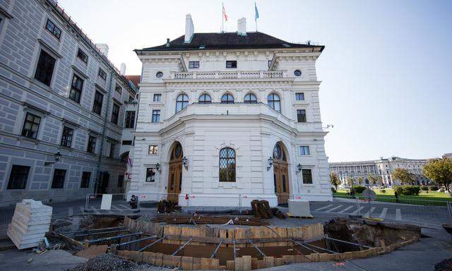 Am Ballhausplatz werden kleine Mauern errichtet, die vor Terrorangriffen mit Fahrzeugen schützen sollen.  