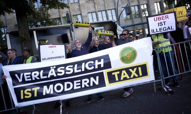 Demo gegen UBER DEU Deutschland Germany Berlin 06 06 2018 Demonstranten mit Schild UBER ist Ille