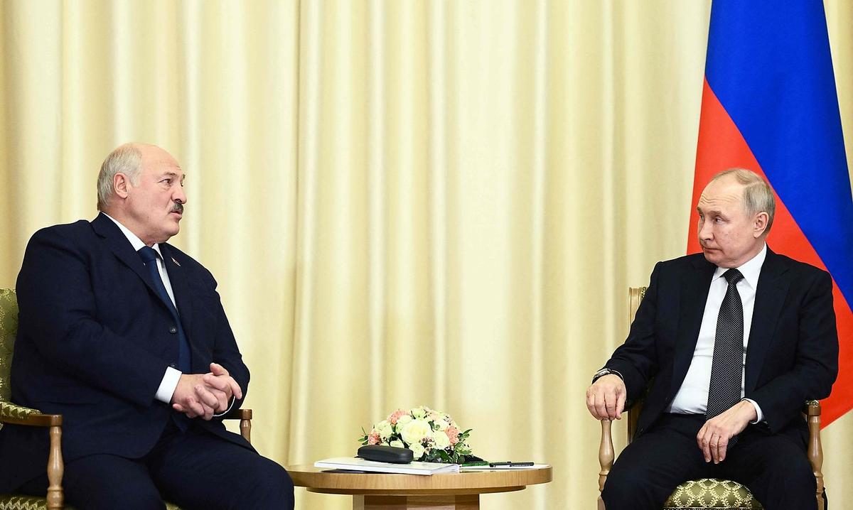 Wladimir Putin (re.) mit seinem Verbündeten, dem Machthaber von Belarus Alexander Lukaschenko