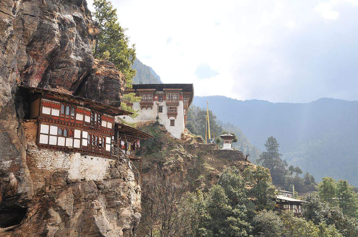 Das Kloster von Tango ist nur durch einen etwa 45-minütigen Fußmarsch zu erreichen. Was die Bhutanesen in ihrer Sonntagskleidung erledigen, war für die Reporter eine anstrengende Wanderung – kein Wunder, liegt das Kloster doch auf beinahe 3000m.