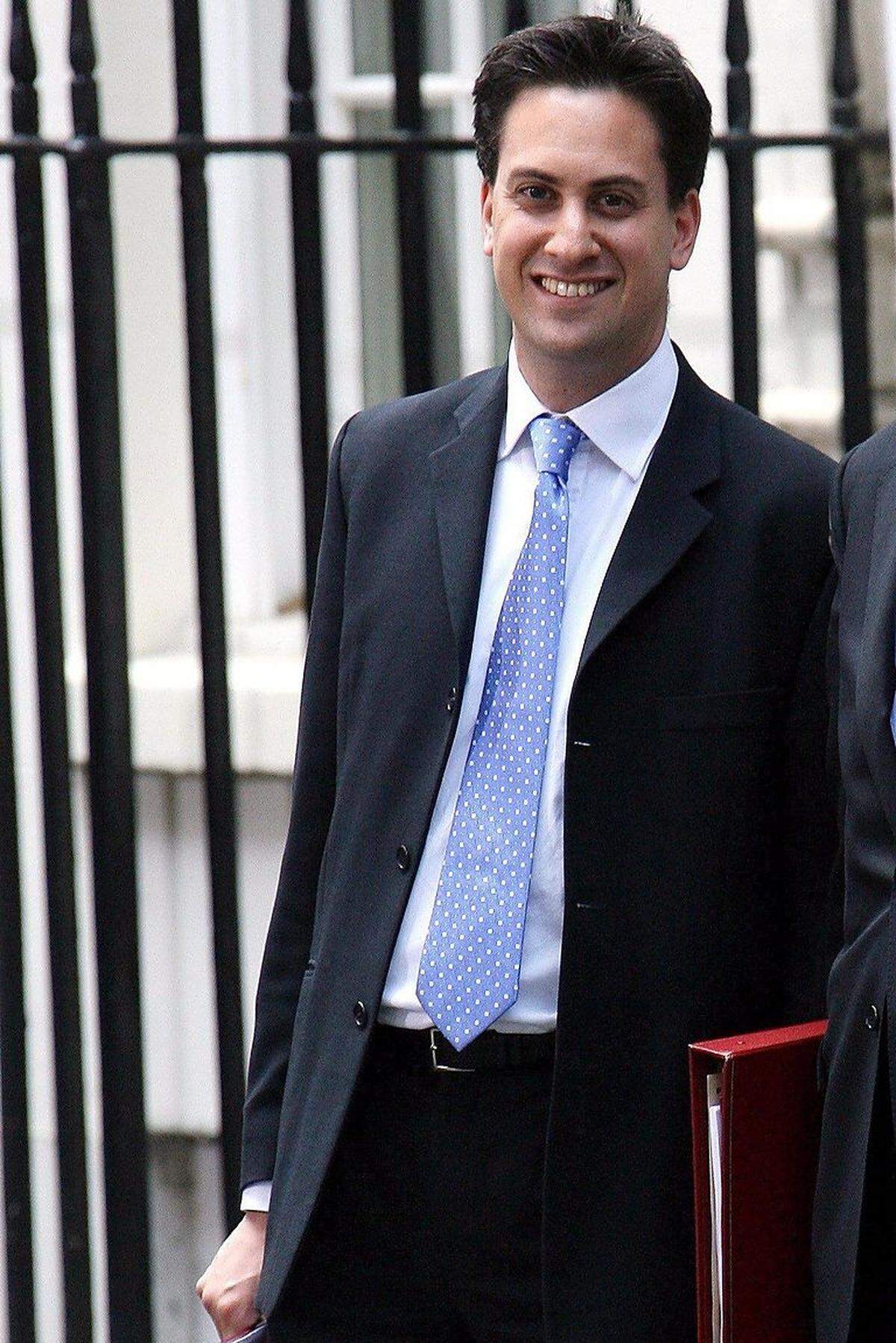 "Red Ed" Miliband (damals 32) rückte 2007 als Staatssekretär auf die Regierungsbank Ihrer Majestät Queen Elizabeth und stieg später zum Umweltminister auf. Der Sozialdemokrat war nicht der einzige Miliband im Kabinett, sein Bruder David diente Land und Königin als Außenminister. Heute ist er Oppositionsführer.