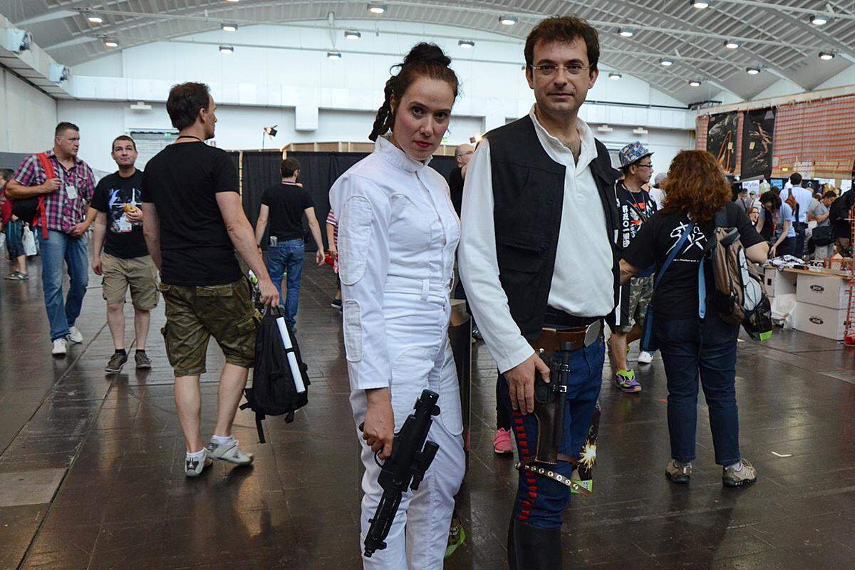 Prinzessin Leia und Han Solo in Kostümen aus Episode IV "A New Hope".