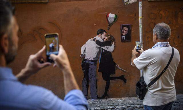 Gefährliche Liebschaften: Ein Graffito in Rom illustriert Italiens Rechtsbündnis.