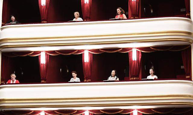 Der Chor der Volksoper während einer Probe mit Abstand. Eine der zentralen Aufgaben des neuen Direktors wird es sein, dem Haus seinen Stellenwert als erste Operettenbühne des Landes zurückzuerobern.