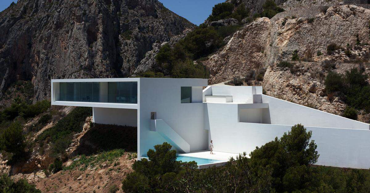 Geometrisch und linear zeigt sich das Projekt von Fran Silvestre Arquitectos. Das Architekturbüro hat sich zum Ziel gemacht, das Unmögliche möglich zu machen - wie zum Beispiel ein scheinbar schwebendes Haus zu bauen.  Der Baugrund, direkt in einer steilen Kurve, stellte sich als Herausforderung heraus, gab dem Haus aber auch die dreidimensionale Form.  Erbaut: 2012 in Calpe, Alicante, Spanien Architekten: Fran Silvester Arquitectos