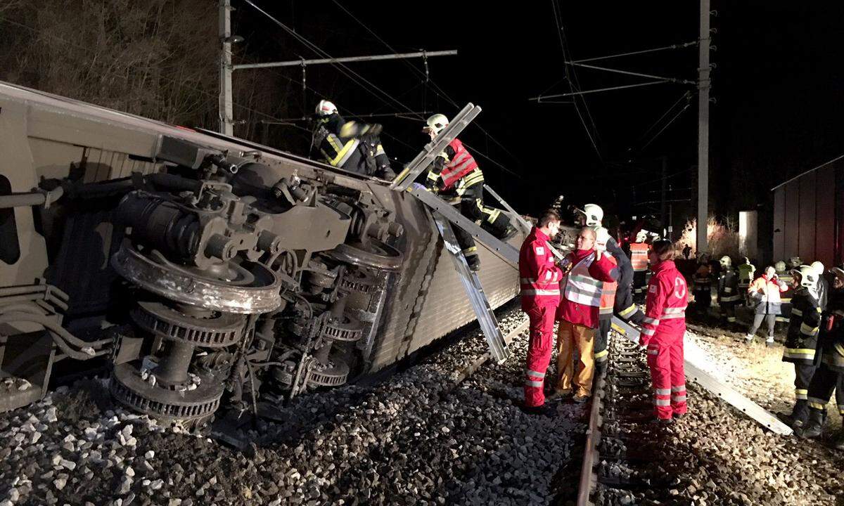 An der Unfallstelle standen auch zwei Notarzthubschrauber im Einsatz, teilte Feuerwehrsprecher Franz Resperger mit. Insgesamt seien neun Notarzt- und 21 Rettungsmittel aufgeboten.