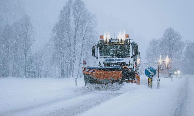 Schneefall (Bild: Jochberg) führte am Samstag zu Verkehrsproblemen.