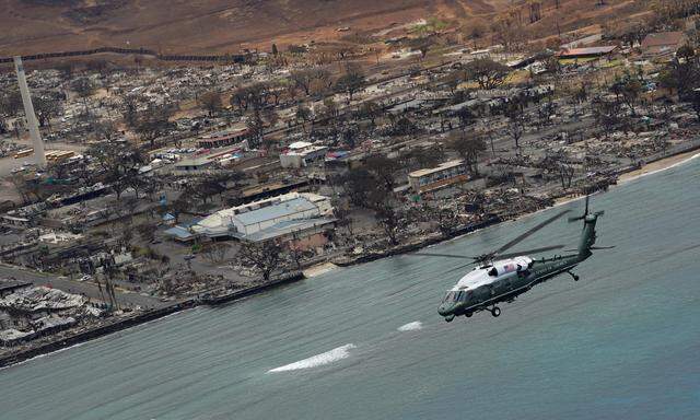 Der Hubschrauber von US-Präsident Joe Biden über der abgebrannten Stadt Lahaina auf der Hawaii-Insel Maui.