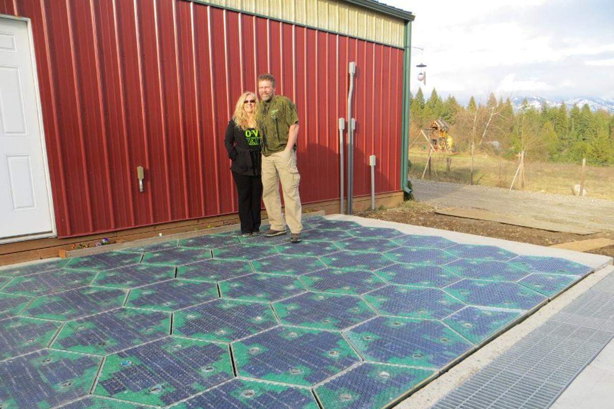 Ein 40 Quadratmeter großer Solar-Parkplatz existiert bereits und funktioniert in Idaho (USA) - doch das soll erst der Anfang sein. Das Startkapital bekamen das Ehepaar durch staatliche Förderungen und Crowdfunding zusammen. Nun soll die Serienproduktion starten.