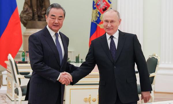 Wang Yi wird von Wladimir Putin im Kreml empfangen.