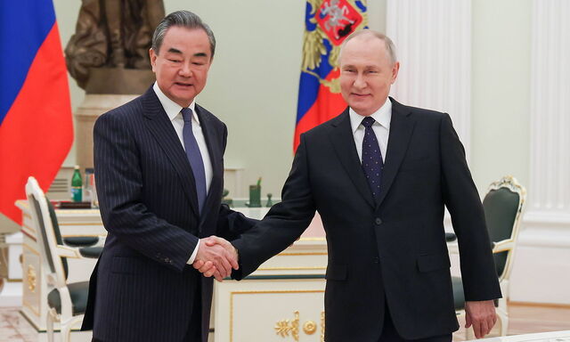 Wang Yi wird von Wladimir Putin im Kreml empfangen.