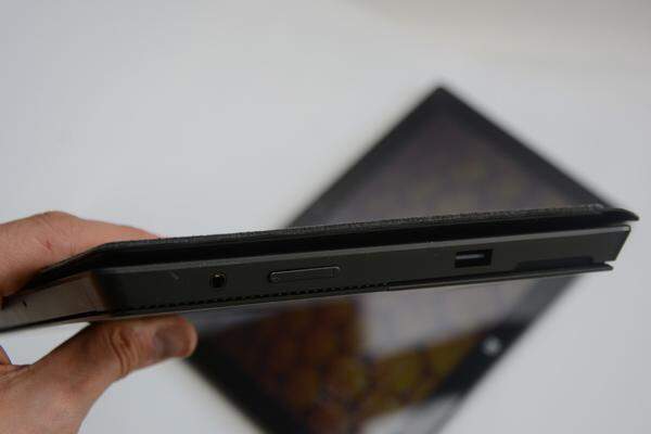 Ins Auge fallen Dicke und Gewicht das Surface Pro. Mit einem Type Cover (die dickere Variante der beiden Tastatur-Cover, hier im Bild) wirkt das Gerät recht klobig.