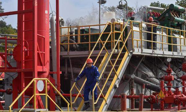 FILE PHOTO: Employees work at a gas well of Ukraine's state energy company Naftogaz, as Russia's attack on Ukraine continues, in Lviv region, Ukraine October 1, 2022. REUTERS/Pavlo Palamarchuk/File Photo