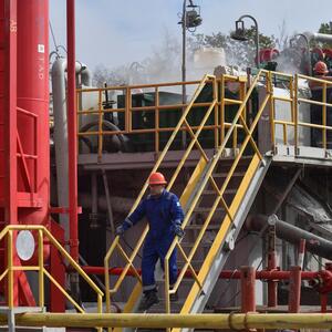 FILE PHOTO: Employees work at a gas well of Ukraine's state energy company Naftogaz, as Russia's attack on Ukraine continues, in Lviv region, Ukraine October 1, 2022. REUTERS/Pavlo Palamarchuk/File Photo