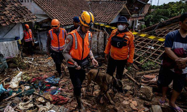 News Bilder des Tages Aftermath Cianjur Earthquake Indonesian Police, Search and Rescue (SAR) and the National Disaster