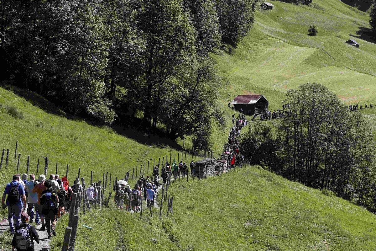 Ursprünglich waren 500 Teilnehmer zu einem Protestmarsch erwartet worden. Am Sonntag hatten Globalisierungsgegner vergeblich versucht, über Wanderwege zum abgeriegelten Schloss Elmau, dem Tagungsort der G7-Politiker, in den Bergen zu gelangen.