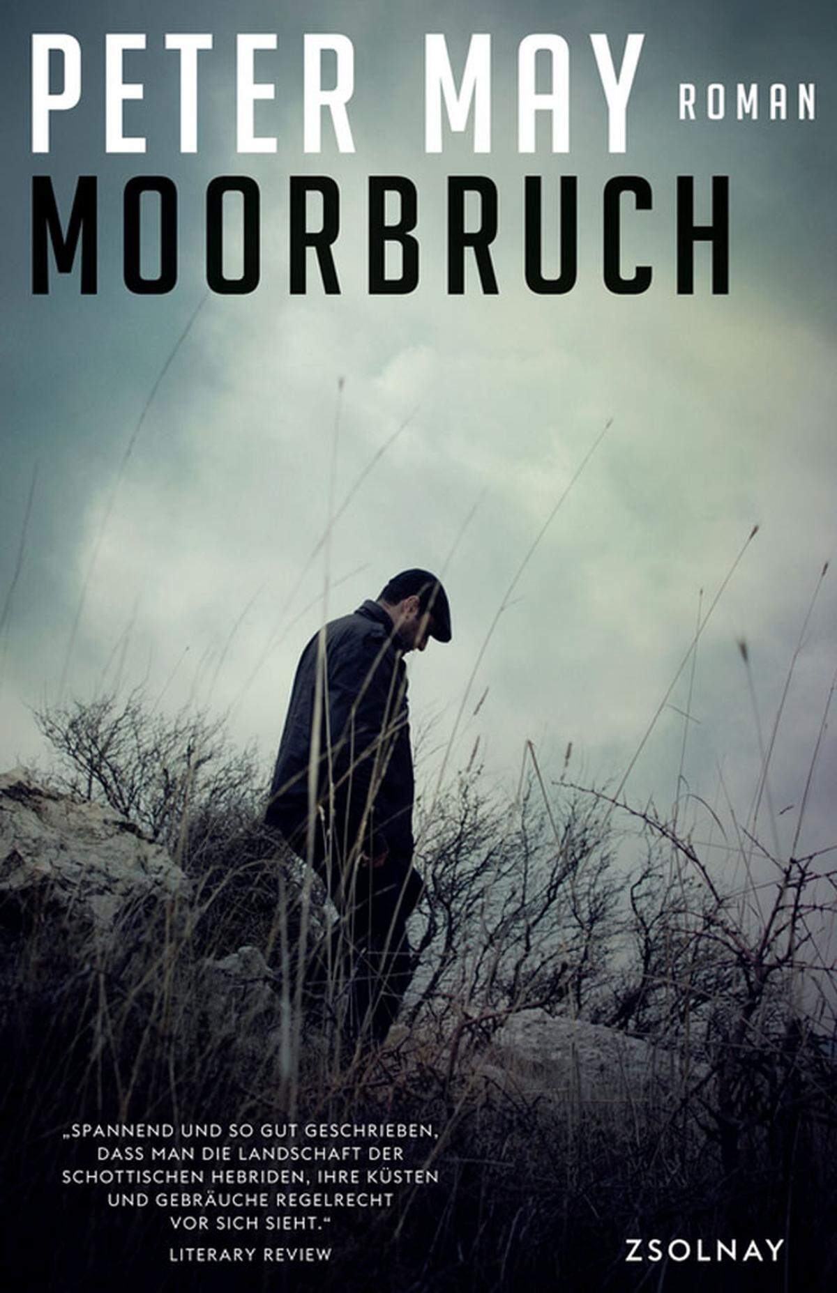"Moorbruch" ist ein wunderbarer Kriminalroman, der von lebensechten Charakteren, kargen Landschaften und einer außergewöhnlichen Handlung mit zahlreichen Wendungen lebt. May ist ein begnadeter Erzähler, das spürt man schon nach wenigen Seiten. Hat er einen einmal gepackt, lässt er einen auch nicht mehr los. Worum es geht? 17 Jahre sind vergangen, seit Roddy Mackenzie verschwunden ist. Doch ein Moorbruch fördert das Wrack von Mackenzies Flugzeug zu Tage. Ex-Polizist Fin Macleod (um den sich die Serie dreht), der Mackenzie einst kannte, beginnt zu ermitteln. Dabei verwebt der Autor gekonnt teilweise zwei Jahrzehnte zurückliegende Ereignisse mit aktuellen Geschehnissen. Er entschlüsselt überzeugend ein in der Vergangenheit liegendes Geheimnis. Peter May: “Moorbruch”, übersetzt von Silvia Morawetz, 333 Seiten, Paul Zsolnay Verlag.