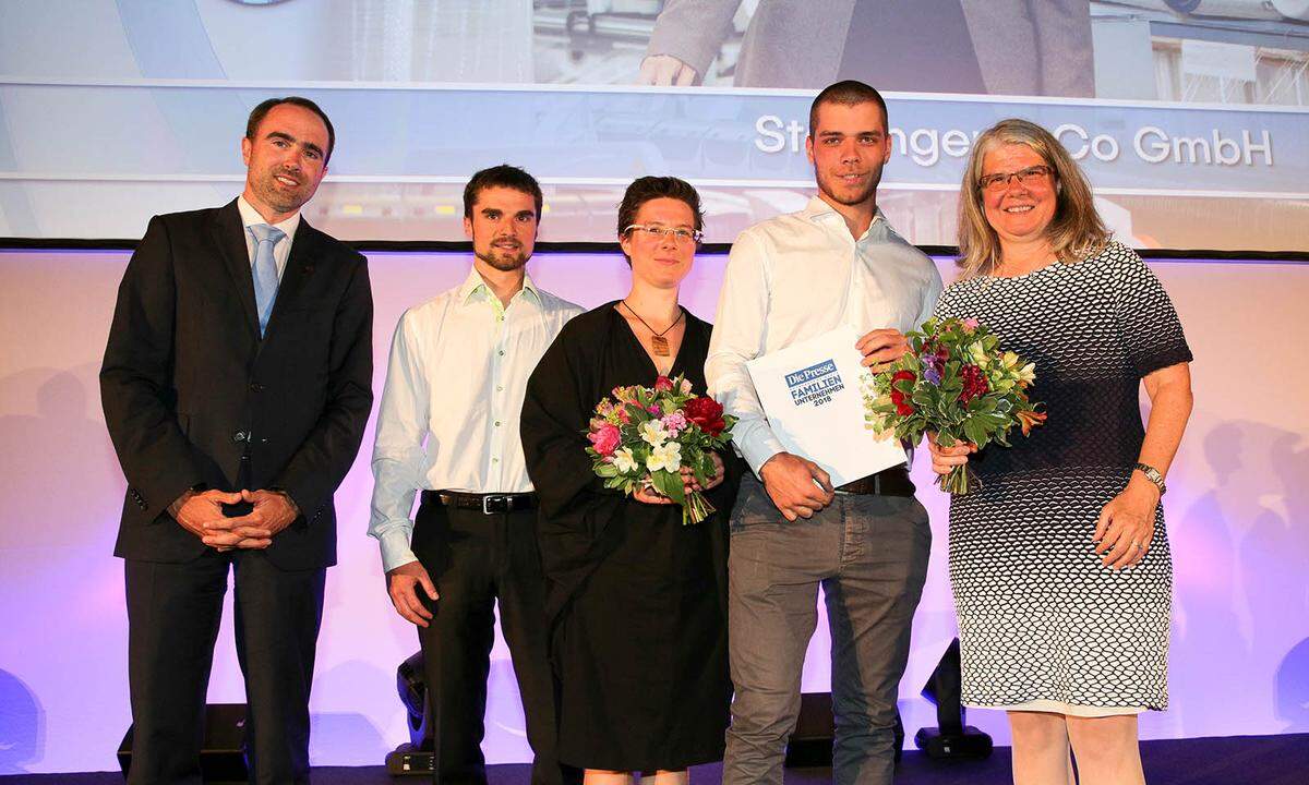 Wiens bestes Familienunternehmen ist die Starlinger &amp; Co GmbH (v.l.): BDO Partner Berndt Zinnöcker überreichte die Auszeichnung an Gabriel, Pauline, Leander und Firmenchefin Angelika Huemer.