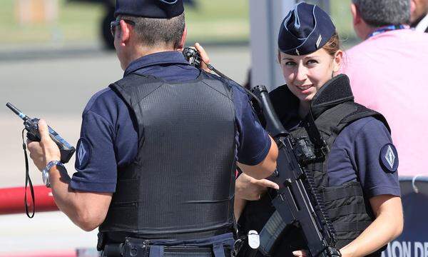 Wo Präsidenten und Konzernbosse aufmarschieren, ist auch das Sicherheitsaufgebot groß. Zudem herrscht in Frankreich nach den Terroranschlägen der letzten Jahre immer noch Ausnahmezustand.