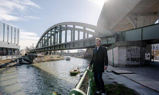 Donaukanal-Koordinator Gerald Loew steht am Anfang des Kanals beim Brigittenauer Sporn.